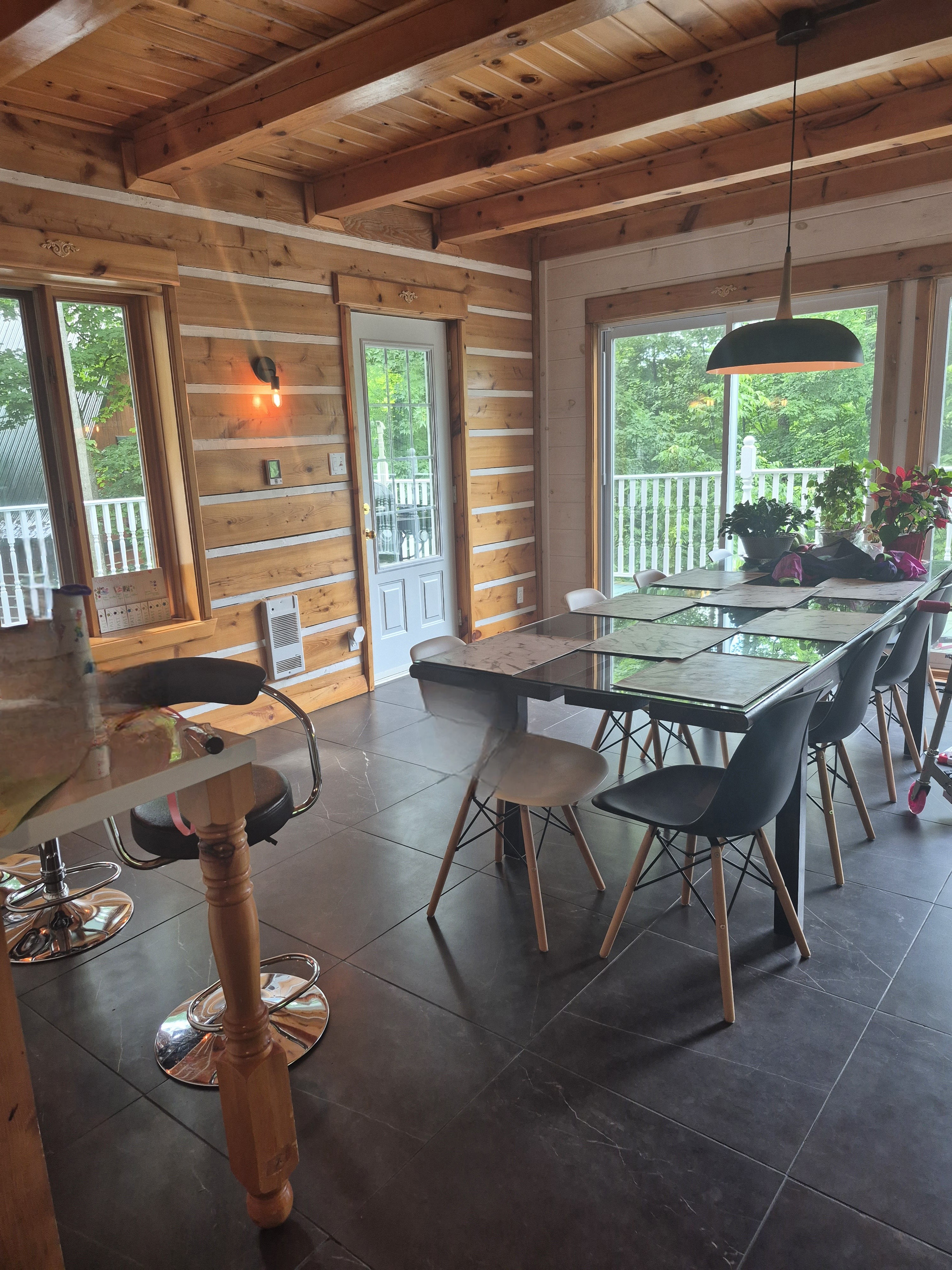 Salle à manger log cabin avant la transformation