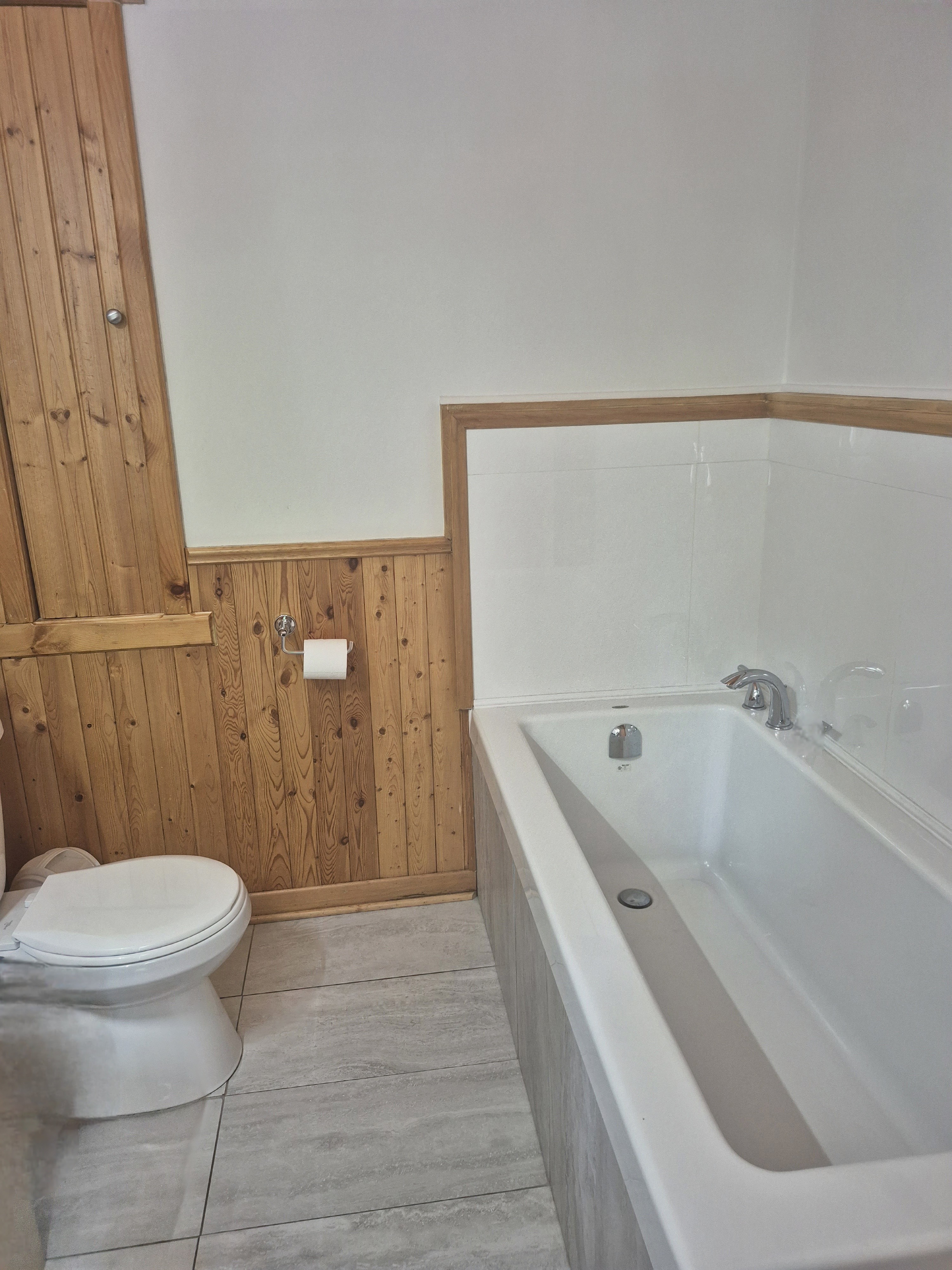 Salle de bain avec bain avant la transformation